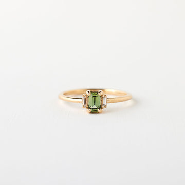 Ginger Ring - Green Sapphire in Yellow Gold
