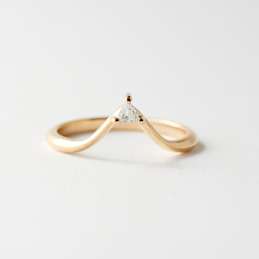 Eva ring, made of 14 karat yellow gold and set with a triangular diamond. 