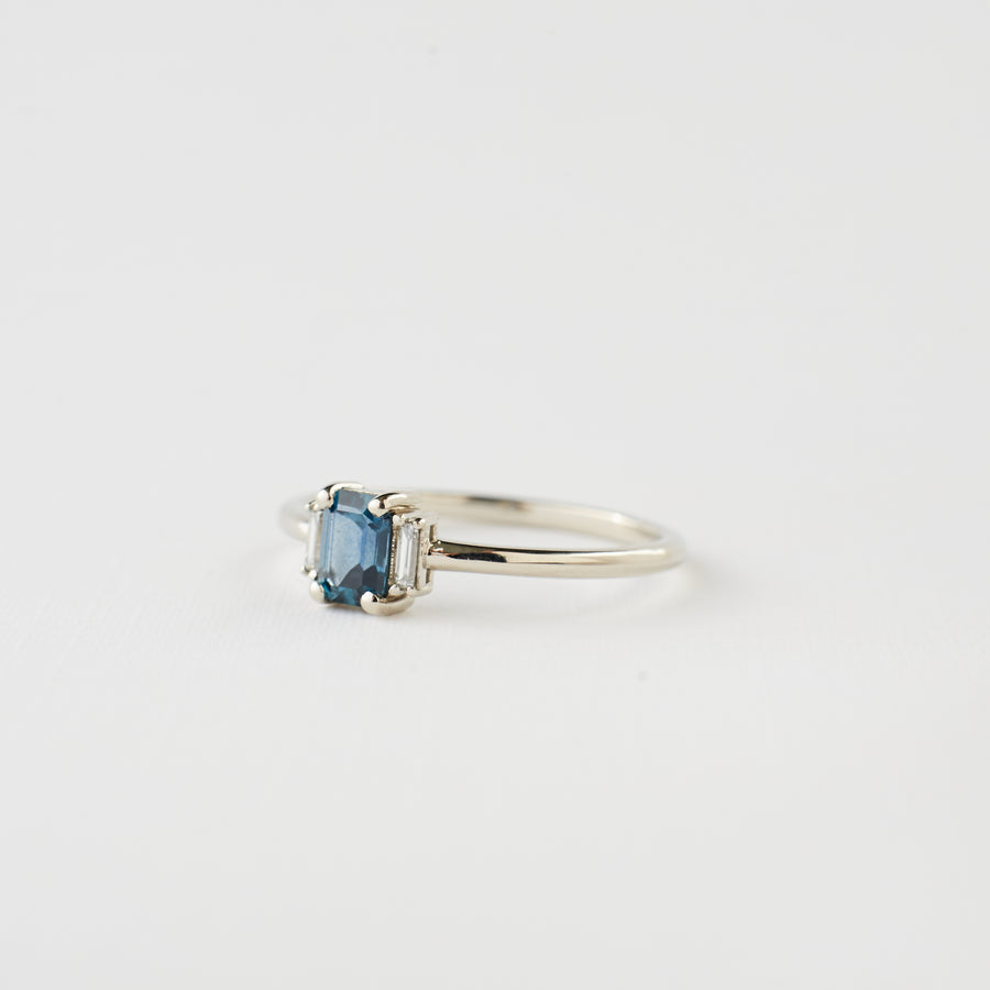 Ginger Ring - Blue Sapphire in White Gold